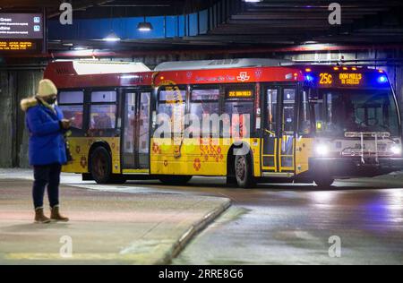 220208 -- TORONTO, 8. Februar 2022 -- Ein Bus mit einem Design, das das Mondneujahr des Tigers feiert, wird am 7. Februar 2022 an einer Bushaltestelle in Toronto, Kanada, gesehen. Die Toronto Transit Commission TTC nahm an der Feier des Lunar New Year Teil, indem sie eine Reihe von Fahrzeugen einpackte, die vom 1. Bis 15. Februar dieses Jahres in Betrieb sein sollten. Foto von /Xinhua CANADA-TORONTO-TTC-LUNAR NEUJAHRSFEIER ZouxZheng PUBLICATIONxNOTxINxCHN Stockfoto