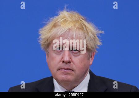 220210 -- BRÜSSEL, 10. Februar 2022 -- der britische Premierminister Boris Johnson reagiert auf eine Pressekonferenz im NATO-Hauptquartier in Brüssel, Belgien, am 10. Februar 2022. BELGIEN-BRÜSSEL-NATO-UK-PRESSEKONFERENZ ZHENGXHUANSONG PUBLICATIONXNOTXINXCHN Stockfoto