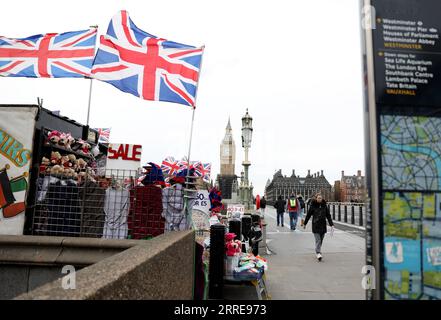 220211 -- LONDON, 11. Februar 2022 -- Menschen gehen an der Westminster Bridge in London, Großbritannien, 10. Februar 2022 vorbei. Der britische Premierminister Boris Johnson kündigte am Mittwoch an, dass er plant, alle verbleibenden COVID-19-Beschränkungen in England einen Monat früher als geplant aufzuheben. Die derzeitigen COVID-19-Beschränkungen würden am 24. März auslaufen, Johnson schlug jedoch vor, dass die Vorschriften später in diesem Monat auslaufen könnten. BRITAIN-LONDON-COVID-19-RESTRICTIONS-PLAN LixYing PUBLICATIONxNOTxINxCHN Stockfoto