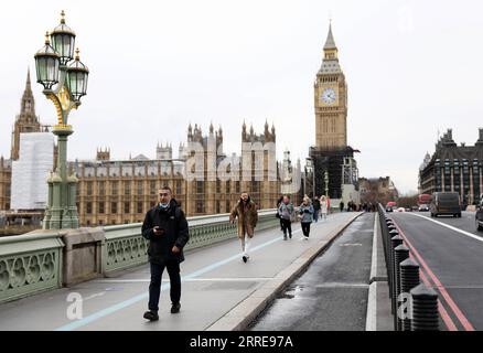 220211 -- LONDON, 11. Februar 2022 -- People Walk on Westminster Bridge in London, Großbritannien, 10. Februar 2022. Der britische Premierminister Boris Johnson kündigte am Mittwoch an, dass er plant, alle verbleibenden COVID-19-Beschränkungen in England einen Monat früher als geplant aufzuheben. Die derzeitigen COVID-19-Beschränkungen würden am 24. März auslaufen, Johnson schlug jedoch vor, dass die Vorschriften später in diesem Monat auslaufen könnten. BRITAIN-LONDON-COVID-19-RESTRICTIONS-PLAN LixYing PUBLICATIONxNOTxINxCHN Stockfoto