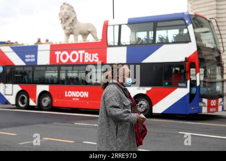 220211 -- LONDON, 11. Februar 2022 -- Eine Frau mit Maske geht auf einer Straße in London, Großbritannien, 10. Februar 2022. Der britische Premierminister Boris Johnson kündigte am Mittwoch an, dass er plant, alle verbleibenden COVID-19-Beschränkungen in England einen Monat früher als geplant aufzuheben. Die derzeitigen COVID-19-Beschränkungen würden am 24. März auslaufen, Johnson schlug jedoch vor, dass die Vorschriften später in diesem Monat auslaufen könnten. BRITAIN-LONDON-COVID-19-RESTRICTIONS-PLAN LixYing PUBLICATIONxNOTxINxCHN Stockfoto
