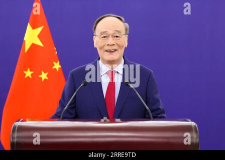 220212 -- PEKING, 12. Februar 2022 -- der chinesische Vizepräsident Wang Qishan spricht per Videolink am 11. Februar 2022 über den One Ocean Summit. CHINA-PEKING-WANG QISHAN-ONE OCEAN SUMMIT CN HUANGXJINGWEN PUBLICATIONXNOTXINXCHN Stockfoto