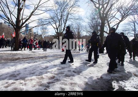 220213 -- TORONTO, 13. Februar 2022 -- Ein Team von Polizeibeamten wird während einer Anti-Mandat-Demonstration in Toronto, Kanada, am 12. Februar 2022 im Dienst gesehen. Demonstranten versammelten sich am Samstag zu einer weiteren Runde von Demonstrationen in Solidarität mit den Lkw-Konvoi-Protesten in Ottawa. Der Freedom Convoy 2022 begann am 29. Januar als Kundgebung von Truckern gegen die Forderung, dass kanadische Lkw-Fahrer, die die Grenze in die Vereinigten Staaten überqueren, ab Mitte Januar vollständig geimpft werden müssen. Foto von Zou Zheng/Xinhua CANADA-TORONTO-FREEDOM CONVOY-PROTEST LinxWei PUBLICATIONxNOTxINxCHN Stockfoto