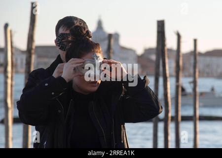 Italien, Karneval in Venedig 220213 -- VENEDIG, 13. Februar 2022 -- Menschen, die Masken tragen, besuchen den Karneval in Venedig, Italien, am 12. Februar 2022. Der Karneval von Venedig 2022 begann am Samstag in der italienischen Lagunenstadt, mit begrenzten Anti-COVID-Maßnahmen, die es dem Publikum ermöglichen werden, ein hybrides Programm virtueller und physischer Ereignisse zu erleben. In diesem Jahr steht das Festival unter dem Motto „Erinnerung an die Zukunft“. Es ist das erste Mal, dass die Stadt ihren historischen Karneval nach der Pandemie in Italien im Jahr 2020 wieder in Anwesenheit halten kann. Für die lokalen Behörden war es so Stockfoto