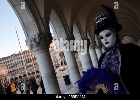 220213 -- VENEDIG, 13. Februar 2022 -- Ein Feigling posiert während des Karnevals von Venedig in Venedig, Italien, am 12. Februar 2022. Der Karneval von Venedig 2022 begann am Samstag in der italienischen Lagunenstadt, mit begrenzten Anti-COVID-Maßnahmen, die es dem Publikum ermöglichen werden, ein hybrides Programm virtueller und physischer Ereignisse zu erleben. In diesem Jahr steht das Festival unter dem Motto „Erinnerung an die Zukunft“. Es ist das erste Mal, dass die Stadt ihren historischen Karneval nach der Pandemie in Italien im Jahr 2020 wieder in Anwesenheit halten kann. Für die lokalen Behörden wurde dies als wichtiges Signal der Wiederaufnahme angesehen Stockfoto