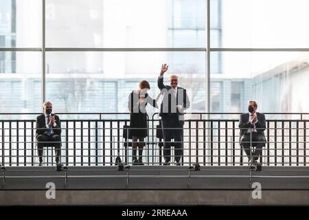 220214 -- BERLIN, 14. Februar 2022 -- Frank-Walter Steinmeier 2. R reißt nach seiner Wiederwahl zum Präsidenten der Bundesrepublik Deutschland während des 17. Bundeskonvents in Berlin, Hauptstadt Deutschlands, am 13. Februar 2022 die Hand. Steinmeier wurde am Sonntag zum deutschen Präsidenten wiedergewählt. DEUTSCHLAND-BERLIN-FRANK-WALTER STEINMEIER-PRÄSIDENT-WIEDERWAHL SHANXYUQI PUBLICATIONXNOTXINXCHN Stockfoto