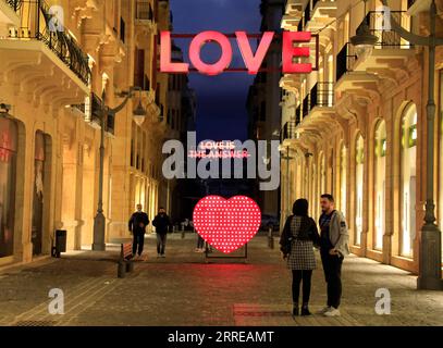 220214 -- BEIRUT, 14. Februar 2022 -- Valentinstag-Installationen werden am 14. Februar 2022 in der Innenstadt von Beirut im Libanon gesehen. LEBANON-BEIRUT-VALENTINE S DAY LiuxZongya PUBLICATIONxNOTxINxCHN Stockfoto