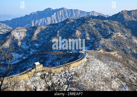 220215 -- PEKING, 15. Februar 2022 -- Foto aufgenommen am 14. Februar 2022 zeigt die Schneelandschaft des Mutianyu-Abschnitts der Chinesischen Mauer in Peking, der Hauptstadt Chinas. CHINA-PEKING-GREAT WALL-LANDSCHAFT CN CHENXYEHUA PUBLICATIONXNOTXINXCHN Stockfoto