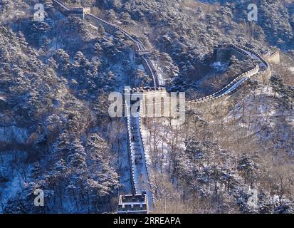 220215 -- PEKING, 15. Februar 2022 -- Touristen sehen die Schneelandschaft des Mutianyu-Abschnitts der Chinesischen Mauer in Peking, Hauptstadt von China, 14. Februar 2022. CHINA-PEKING-GREAT WALL-LANDSCHAFT CN CHENXYEHUA PUBLICATIONXNOTXINXCHN Stockfoto