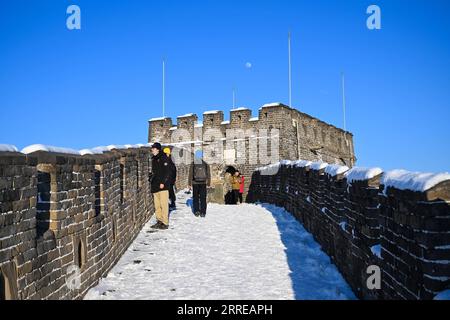 220215 -- PEKING, 15. Februar 2022 -- Touristen sehen die Schneelandschaft am Mutianyu Abschnitt der Großen Mauer in Peking, Hauptstadt von China, 14. Februar 2022. CHINA-PEKING-GREAT WALL-LANDSCHAFT CN CHENXYEHUA PUBLICATIONXNOTXINXCHN Stockfoto