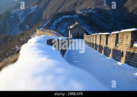 220215 -- PEKING, 15. Februar 2022 -- Foto aufgenommen am 14. Februar 2022 zeigt die Schneelandschaft des Mutianyu-Abschnitts der Chinesischen Mauer in Peking, der Hauptstadt Chinas. CHINA-PEKING-GREAT WALL-LANDSCHAFT CN CHENXYEHUA PUBLICATIONXNOTXINXCHN Stockfoto