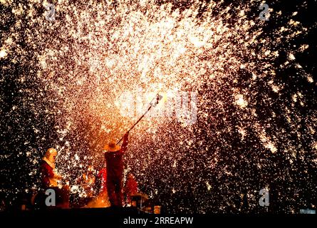 220215 -- PEKING, 15. Februar 2022 -- Darsteller werfen geschmolzenes Eisen, um ein Feuerwerk zu schaffen, um das Laternenfest in Luoyang, der zentralchinesischen Provinz Henan, am 14. Februar 2022 zu feiern. Das Laternenfest, der 15. Tag des ersten Monats des chinesischen Mondkalenders, fällt auf den 15. Februar dieses Jahres. CHINA-LATERNEN FESTIVAL-FEIER CN HaoxYuan PUBLICATIONxNOTxINxCHN Stockfoto