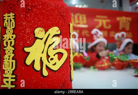 220215 -- PEKING, 15. Februar 2022 -- Kinder stellen Laternen her, um das Laternen-Festival in Yangzhou, ostchinesische Provinz Jiangsu, 14. Februar 2022 zu feiern. Das Laternenfest, der 15. Tag des ersten Monats des chinesischen Mondkalenders, fällt auf den 15. Februar dieses Jahres. Foto von /Xinhua CHINA-LATERNE FESTIVAL-CELEBRATION CN MengxDelong PUBLICATIONxNOTxINxCHN Stockfoto