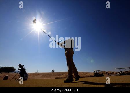 220215 -- AQABA JORDAN, 15. Februar 2022 -- Ein Mann schlägt am 15. Februar 2022 einen Golfball während eines Golftrainings in der Küstenstadt Aqaba, Jordanien. Foto von /Xinhua JORDAN-AQABA-FREIZEIT MohammadxAbuxGhosh PUBLICATIONxNOTxINxCHN Stockfoto