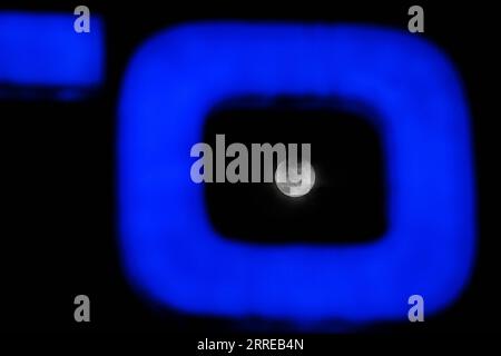 220217 -- SKOPJE, 17. Februar 2022 -- Foto vom 16. Februar 2022 zeigt einen Vollmond über Skopje, Nordmazedonien. Foto von /Xinhua NORDMAZEDONIEN-SKOPJE-VOLLMOND TomislavxGeorgiev PUBLICATIONxNOTxINxCHN Stockfoto