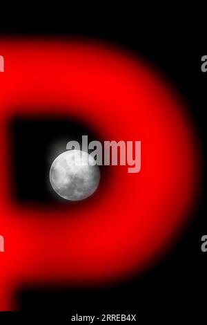 220217 -- SKOPJE, 17. Februar 2022 -- Foto vom 16. Februar 2022 zeigt einen Vollmond über Skopje, Nordmazedonien. Foto von /Xinhua NORDMAZEDONIEN-SKOPJE-VOLLMOND TomislavxGeorgiev PUBLICATIONxNOTxINxCHN Stockfoto