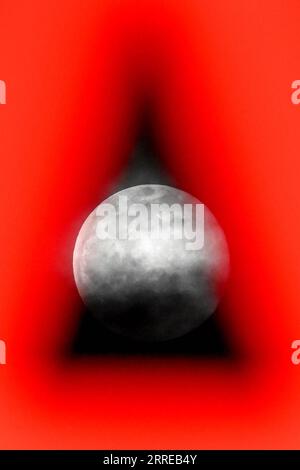 220217 -- SKOPJE, 17. Februar 2022 -- Foto vom 16. Februar 2022 zeigt einen Vollmond über Skopje, Nordmazedonien. Foto von /Xinhua NORDMAZEDONIEN-SKOPJE-VOLLMOND TomislavxGeorgiev PUBLICATIONxNOTxINxCHN Stockfoto