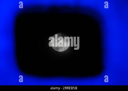 220217 -- SKOPJE, 17. Februar 2022 -- Foto vom 16. Februar 2022 zeigt einen Vollmond über Skopje, Nordmazedonien. Foto von /Xinhua NORDMAZEDONIEN-SKOPJE-VOLLMOND TomislavxGeorgiev PUBLICATIONxNOTxINxCHN Stockfoto