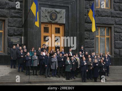 News Bilder des Tages 220217 -- KIEW, 17. Februar 2022 -- Mitglieder des ukrainischen Kabinetts singen die Nationalhymne während eines Tages der Einheit vor dem Regierungsgebäude in Kiew, Ukraine, 16. Februar 2022. Die Ukraine feierte am Mittwoch den nationalen Tag der Einheit, um die Menschen inmitten der Krise im Land zu konsolidieren. Foto von /Xinhua UKRAINE-KIEW-NATIONALER TAG DER EINHEITSFEIER SergeyxStarostenko PUBLICATIONxNOTxINxCHN Stockfoto