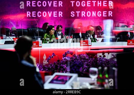 220217 -- JAKARTA, 17. Februar 2022 -- der indonesische Finanzminister Sri Mulyani Indrawati hält eine Rede während der Eröffnungszeremonie des Treffens der Finanzminister und Zentralbankgouverneure der G20 in Jakarta, Indonesien, 17. Februar 2022. Indonesien werde die Verwendung von LCS zur Abrechnung in lokaler Währung im grenzüberschreitenden Handel und bei Investitionen fördern, um die Abhängigkeit vom US-Dollar zu verringern, sagte Finanzminister Sri Mulyani Indrawati am Mittwoch. Indrawati sagte, sie werde das Problem des LCS-Systems während der G20-Sitzung der Finanzminister und Zentralbankgouverneure der FMCBG ansprechen Stockfoto
