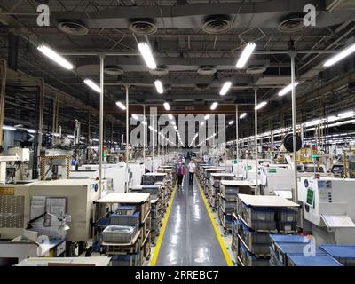 220217 -- PEKING, 17. Februar 2022 -- Mitarbeiter arbeiten in einem Elektronikkomponenten-Unternehmen in der Stadt Shatian in Dongguan, Provinz Guangdong in Südchina, 2. Februar 2021. Xinhua Schlagzeilen: Chinas lokale Regierungen verdoppeln ihre Innovationskraft, um das Wachstum zu fördern Unreguser PUBLICATIONxNOTxINxCHN Stockfoto