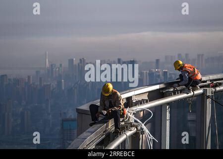 220217 -- PEKING, 17. Februar 2022 -- Foto aufgenommen am 15. November 2021 zeigt die Baustelle eines Wolkenkratzerprojekts in Wuhan, der zentralchinesischen Provinz Hubei. Xinhua-Schlagzeilen: Chinas lokale Regierungen verdoppeln die Innovationskraft, um das Wachstum zu fördern XiaoxYijiu PUBLICATIONxNOTxINxCHN Stockfoto