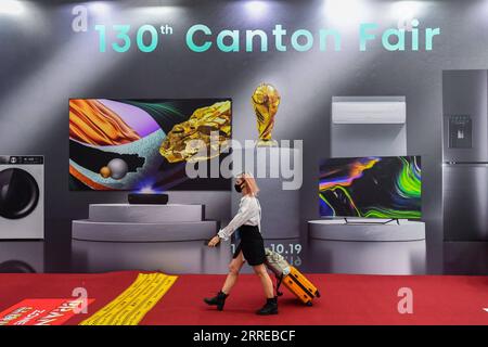 220217 -- PEKING, 17. Februar 2022 -- die italienische Designerin Laura Minmini besucht die 130. Sitzung der China Import and Export Fair, auch bekannt als die Canton Fair, in Guangzhou, Provinz Guangdong in Südchina, 15. Oktober 2021. Xinhua Schlagzeilen: Chinas Lokalregierungen verdoppeln die Innovationsrate, um das Wachstum zu fördern LiuxDawei PUBLICATIONxNOTxINxCHN Stockfoto