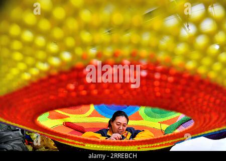 News Bilder des Tages 220217 -- PEKING, 17. Februar 2022 -- ein Mitarbeiter arbeitet bei einem Seilnetzunternehmen in der Gemeinde Lizhuang im Huimin County, ostchinesische Provinz Shandong, 11. März 2021. Xinhua-Schlagzeilen: Chinas lokale Regierungen verdoppeln die Innovationskraft, um das Wachstum voranzutreiben GuoxXulei PUBLICATIONxNOTxINxCHN Stockfoto