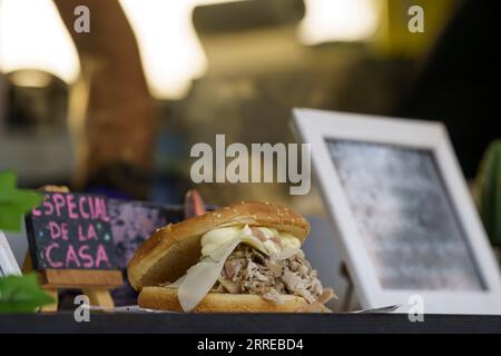 Konzertatmosphäre und Food Trucks, Festival La Luna en Vers, Sant Joan, Mallorca, Balearen, Spanien. Stockfoto