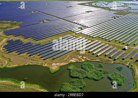IMAGO Nature: Unsere Erde, Energiequellen, Photovoltaik 220217 -- PEKING, 17. Februar 2022 -- Luftaufnahme aufgenommen am 4. August 2021 zeigt ein Photovoltaik-Kraftwerk in Tujing Village, Yunzhou District von Datong, nordchinesische Provinz Shanxi. Xinhua-Schlagzeilen: Chinas lokale Regierungen verdoppeln die Innovationskraft, um das Wachstum zu fördern CaoxYang PUBLICATIONxNOTxINxCHN Stockfoto