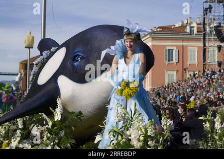 220217 -- NICE, 17. Februar 2022 -- eine Schauspielerin tritt während der Blumenschlacht beim Karneval von Nizza 2022 in Nizza, Frankreich, am 16. Februar 2022 auf. Der Karneval findet vom 11. Bis 27. Februar unter dem Motto König der Tiere statt. Foto von /Xinhua FRANCE-NICE CARNIVAL-FLOWER PARADE SergexHaouzi PUBLICATIONxNOTxINxCHN Stockfoto