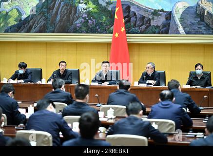 220217 -- PEKING, 17. Februar 2022 -- der chinesische Vizepremier Han Zheng, ebenfalls Mitglied des Ständigen Ausschusses des Politbüros des Zentralkomitees der Kommunistischen Partei Chinas und Leiter der kommission für Lebensmittelsicherheit des Staatsrats, spricht während des vorsitzes einer Sitzung der kommission in Peking, der Hauptstadt Chinas, am 17. Februar 2022. CHINA-BEIJING-HAN ZHENGS-FOOD SAFETY-MEETING CN YANXYAN PUBLICATIONXNOTXINXCHN Stockfoto