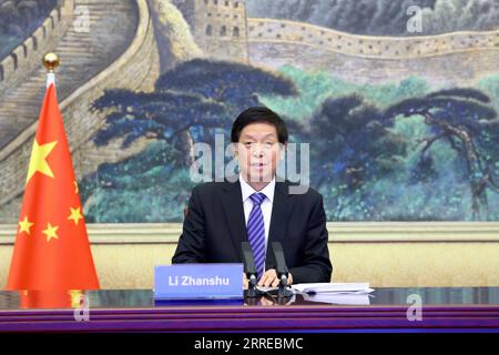 220217 -- PEKING, 17. Februar 2022 -- Li Zhanshu, Vorsitzender des Ständigen Ausschusses des Nationalen Volkskongresses, hält Gespräche mit dem Sprecher des neuseeländischen Parlaments Trevor Mallard per Videolink in der Großen Halle des Volkes in Peking, Hauptstadt Chinas, 17. Februar 2022. CHINA-LI ZHANSHU-NEUSEELAND-PARLAMENT SPRECHER-VORTRÄGE CN LIUXBIN PUBLICATIONXNOTXINXCHN Stockfoto