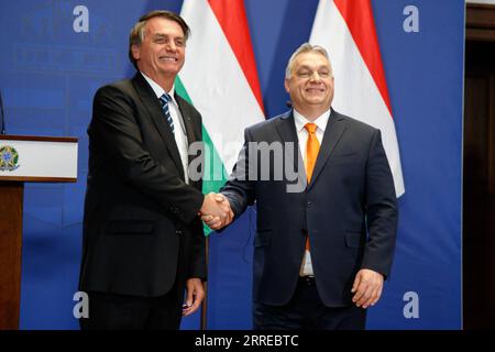 220217 -- BUDAPEST, 17. Februar 2022 -- der brasilianische Präsident Jair Bolsonaro L gibt dem ungarischen Premierminister Viktor Orban bei einer gemeinsamen Pressekonferenz am 17. Februar 2022 in Budapest, Ungarn, die Hand. Viktor Orban und Jair Bolsonaro vereinbarten, die Zusammenarbeit zwischen den beiden Ländern in mehreren Bereichen zu verstärken, so eine gemeinsame Pressekonferenz hier am Donnerstag. Foto: /Xinhua HUNGARY-BUDAPEST-PM-BRASILIEN-PRÄSIDENT-PRESSEKONFERENZ SzilardxVoros PUBLICATIONxNOTxINxCHN Stockfoto