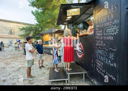 Konzertatmosphäre und Food Trucks, Festival La Luna en Vers, Sant Joan, Mallorca, Balearen, Spanien. Stockfoto