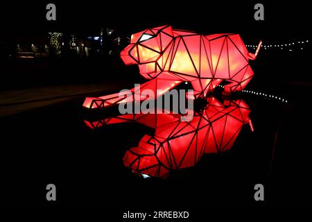 220218 -- LONDON, 18. Februar 2022 -- eine Installation namens Digital Origami Tiger wird während des Light Festivals im Battersea Power Station in London, Großbritannien, am 17. Februar 2022 gesehen. Das Light Festival findet vom 13. Januar bis zum 27. Februar 2022 statt. GROSSBRITANNIEN-LONDON-BATTERSEA KRAFTWERK-LICHT-FESTIVAL LIXYING PUBLICATIONXNOTXINXCHN Stockfoto