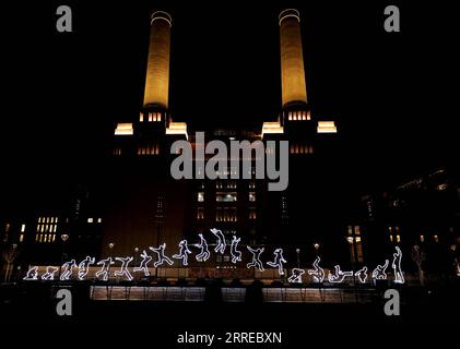 News Bilder des Tages 220218 -- LONDON, 18. Februar 2022 -- eine Installation namens Run Beyond wird während des Light Festivals am Battersea Power Station in London, Großbritannien, 17. Februar 2022 gesehen. Das Light Festival findet vom 13. Januar bis zum 27. Februar 2022 statt. GROSSBRITANNIEN-LONDON-BATTERSEA KRAFTWERK-LICHT-FESTIVAL LIXYING PUBLICATIONXNOTXINXCHN Stockfoto
