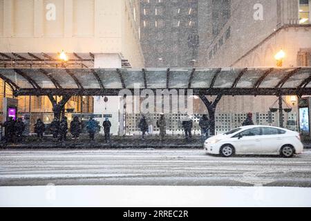 220218 -- CHICAGO, 18. Februar 2022 -- Leute warten an einer geschützten Bushaltestelle in der Innenstadt von Chicago, den Vereinigten Staaten am 17. Februar 2022. Ein Wintersturmsystem mit starken Winden traf am Donnerstag die Central U.S.. Foto: /Xinhua U.S.-CHICAGO-WINTER STORM VincentxD.xJohnson PUBLICATIONxNOTxINxCHN Stockfoto