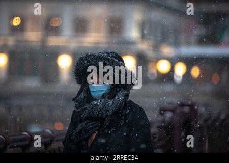 220218 -- CHICAGO, 18. Februar 2022 -- Ein Bürger spaziert am 17. Februar 2022 in der Innenstadt von Chicago, den Vereinigten Staaten. Ein Wintersturmsystem mit starken Winden traf am Donnerstag die Central U.S.. Foto: /Xinhua U.S.-CHICAGO-WINTER STORM VincentxD.xJohnson PUBLICATIONxNOTxINxCHN Stockfoto