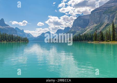Maligne Lake Sommerreflexion mit den kanadischen rockies, Jasper Nationalpark, Kanada. Stockfoto