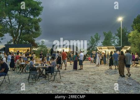 Konzertatmosphäre und Food Trucks, Festival La Luna en Vers, Sant Joan, Mallorca, Balearen, Spanien. Stockfoto