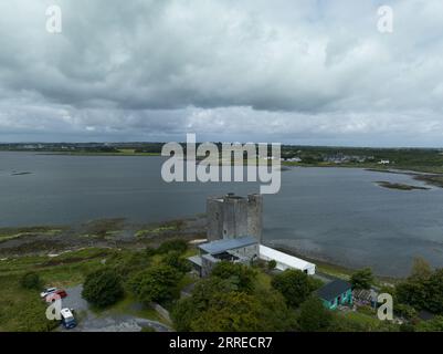 Blick aus der Vogelperspektive auf Oranmore Castle, 800 Jahre altes Nationaldenkmal an einem der historischen Buchten der Galway Bay Stockfoto