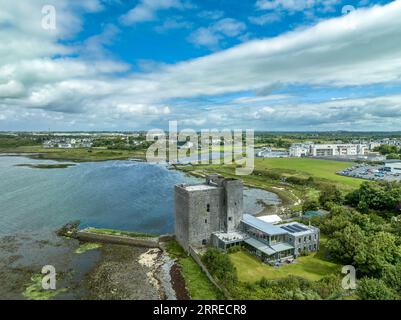 Blick aus der Vogelperspektive auf Oranmore Castle, 800 Jahre altes Nationaldenkmal an einem der historischen Buchten der Galway Bay Stockfoto