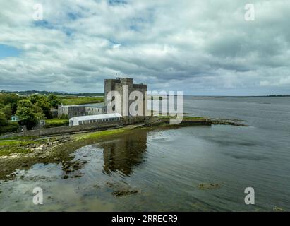 Blick aus der Vogelperspektive auf Oranmore Castle, 800 Jahre altes Nationaldenkmal an einem der historischen Buchten der Galway Bay Stockfoto