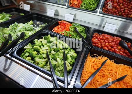 Selbstbedienungsrestaurant mit einer Auswahl an verschiedenen Gemüsesalaten Stockfoto