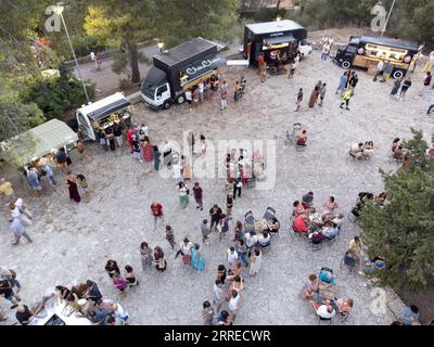 Konzertatmosphäre und Food Trucks, Festival La Luna en Vers, Sant Joan, Mallorca, Balearen, Spanien. Stockfoto