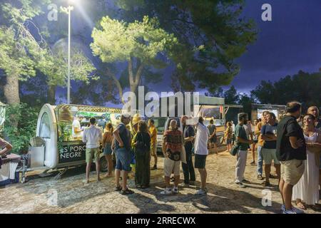 Konzertatmosphäre und Food Trucks, Festival La Luna en Vers, Sant Joan, Mallorca, Balearen, Spanien. Stockfoto