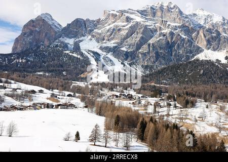 220219 -- CORTINA D AMPEZZO, 19. Februar 2022 -- Foto aufgenommen am 18. Februar 2022 zeigt die Landschaft von Cortina d Ampezzo in Italien. Die italienischen Städte Mailand und Cortina d Ampezzo wurden am 24. Juni 2026 auf der 134. Sitzung des Internationalen Olympischen Komitees IOC zum Gastgeber 2019 der Olympischen Winterspiele ernannt. Die Olympischen Winterspiele 2026 werden nach Turin 2006 und Cortina d Ampezzo 1956 zum dritten Mal in Italien stattfinden. SPITALY-CORTINA D AMPEZZO-WINTER OLYMPICS-LANDSCHAFT LIUXYONGQIU PUBLICATIONXNOTXINXCHN Stockfoto