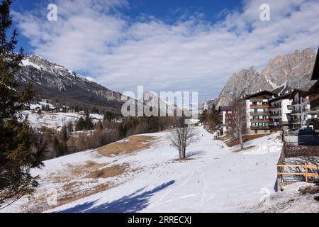 220219 -- CORTINA D AMPEZZO, 19. Februar 2022 -- Foto aufgenommen am 18. Februar 2022 zeigt die Landschaft von Cortina d Ampezzo in Italien. Die italienischen Städte Mailand und Cortina d Ampezzo wurden am 24. Juni 2026 auf der 134. Sitzung des Internationalen Olympischen Komitees IOC zum Gastgeber 2019 der Olympischen Winterspiele ernannt. Die Olympischen Winterspiele 2026 werden nach Turin 2006 und Cortina d Ampezzo 1956 zum dritten Mal in Italien stattfinden. SPITALY-CORTINA D AMPEZZO-WINTER OLYMPICS-LANDSCHAFT LIUXYONGQIU PUBLICATIONXNOTXINXCHN Stockfoto