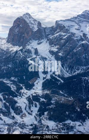 220219 -- CORTINA D AMPEZZO, 19. Februar 2022 -- Foto aufgenommen am 18. Februar 2022 zeigt die Landschaft von Cortina d Ampezzo in Italien. Die italienischen Städte Mailand und Cortina d Ampezzo wurden am 24. Juni 2026 auf der 134. Sitzung des Internationalen Olympischen Komitees IOC zum Gastgeber 2019 der Olympischen Winterspiele ernannt. Die Olympischen Winterspiele 2026 werden nach Turin 2006 und Cortina d Ampezzo 1956 zum dritten Mal in Italien stattfinden. SPITALY-CORTINA D AMPEZZO-WINTER OLYMPICS-LANDSCHAFT LIUXYONGQIU PUBLICATIONXNOTXINXCHN Stockfoto